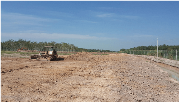 Dọn dẹp nền sân lấy mặt bằng thi công
