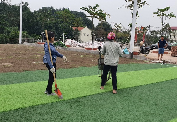 Trải cát và thi công lớp cát sân cỏ nhân tạo