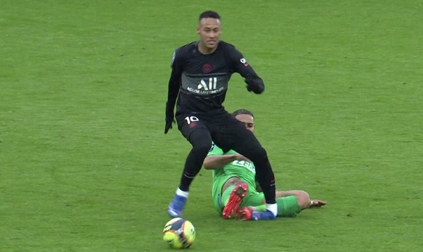 Neymar từng gặp phải chấn thương gập cổ chân 90 độ