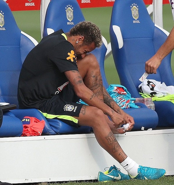 Neymar dính chấn thương ở ngón chân cái