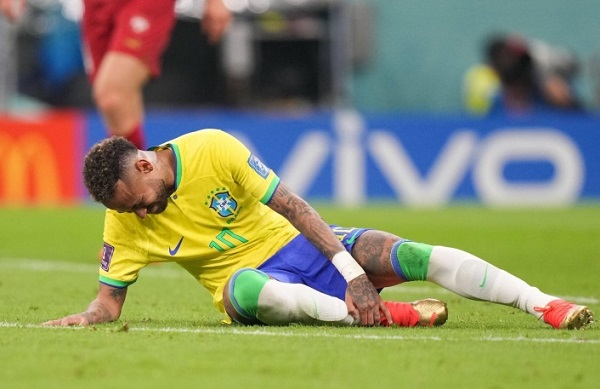 Neymar gặp chấn thương ở mắt cá chân